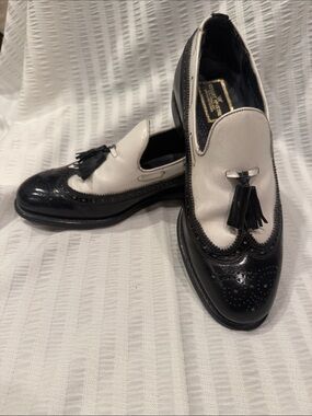 VIntage Stuart McGuire leather blacks and white wing tips w tassels. Size 7.5 D